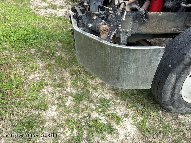 image for item ES8759 2000 Mack CH613 truck cab and chassis