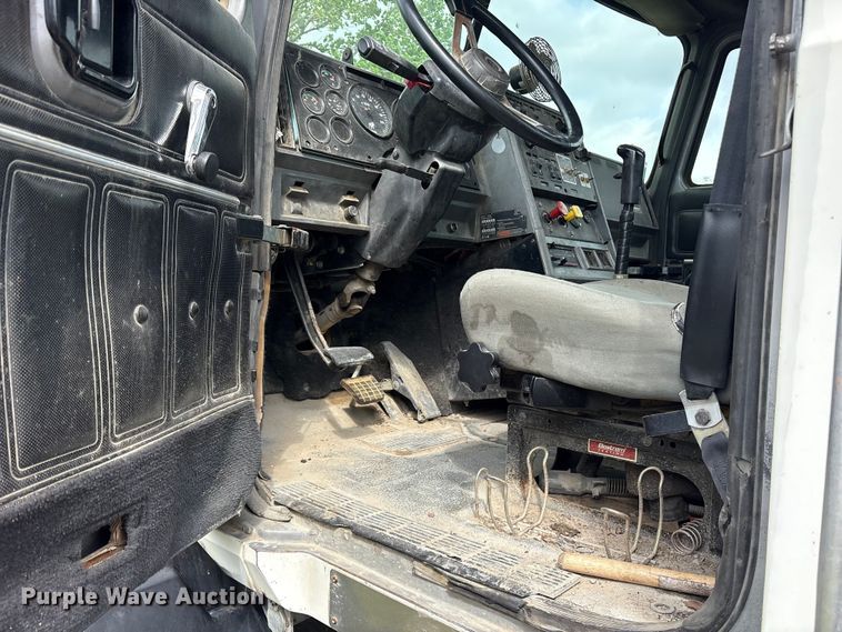 image for item ES8759 2000 Mack CH613 truck cab and chassis