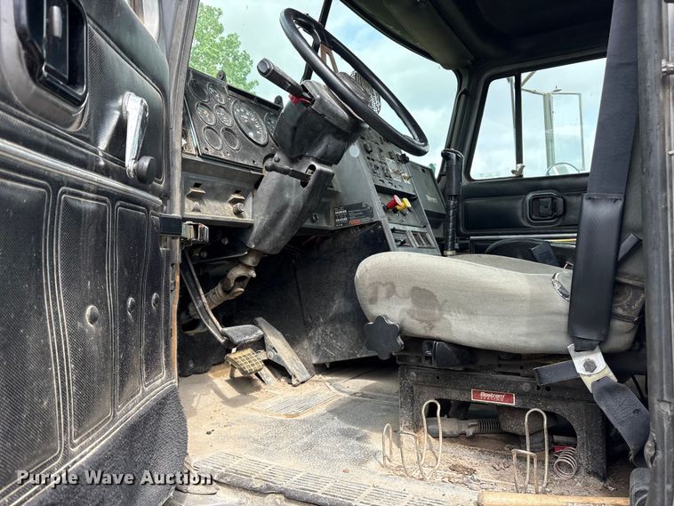 image for item ES8759 2000 Mack CH613 truck cab and chassis