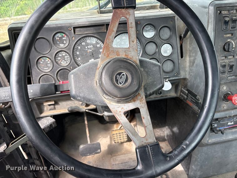 image for item ES8759 2000 Mack CH613 truck cab and chassis