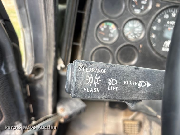 image for item ES8759 2000 Mack CH613 truck cab and chassis