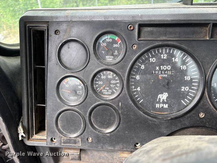 image for item ES8759 2000 Mack CH613 truck cab and chassis