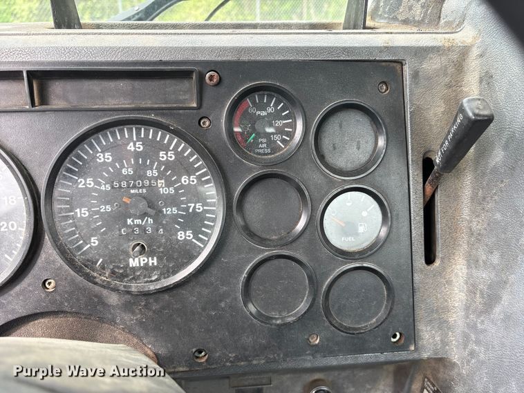 image for item ES8759 2000 Mack CH613 truck cab and chassis