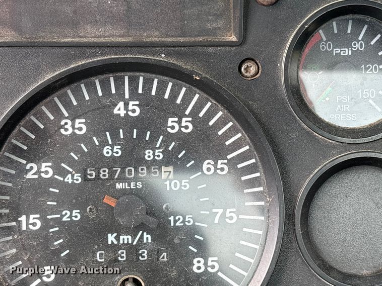 image for item ES8759 2000 Mack CH613 truck cab and chassis