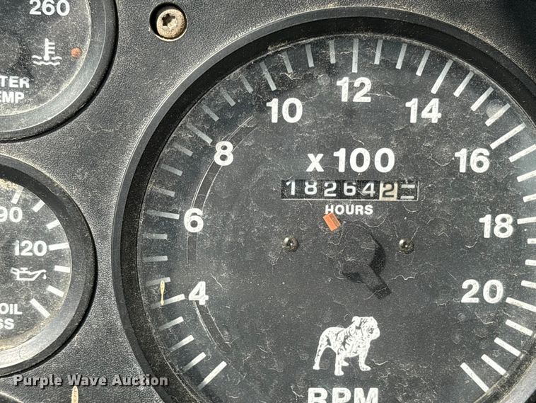 image for item ES8759 2000 Mack CH613 truck cab and chassis