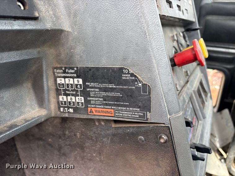 image for item ES8759 2000 Mack CH613 truck cab and chassis