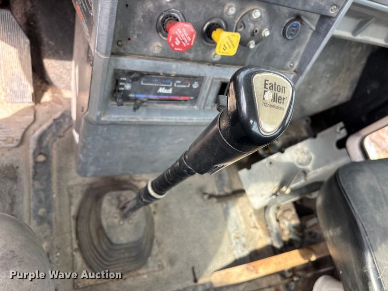 image for item ES8759 2000 Mack CH613 truck cab and chassis