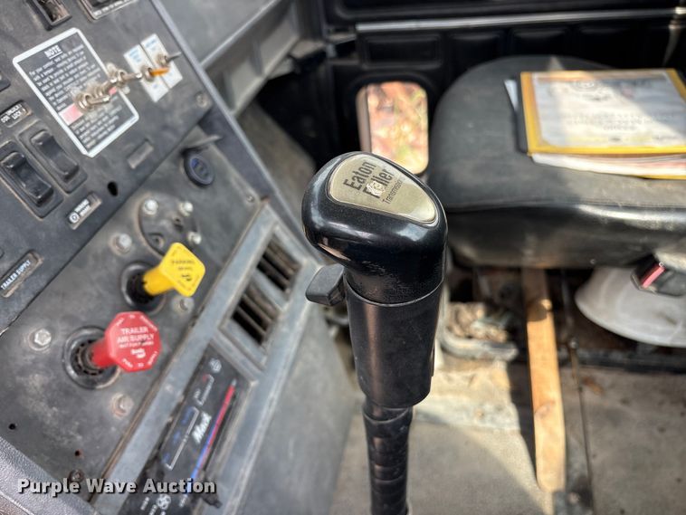 image for item ES8759 2000 Mack CH613 truck cab and chassis