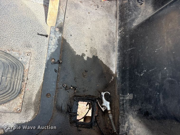 image for item ES8759 2000 Mack CH613 truck cab and chassis