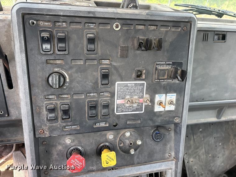 image for item ES8759 2000 Mack CH613 truck cab and chassis