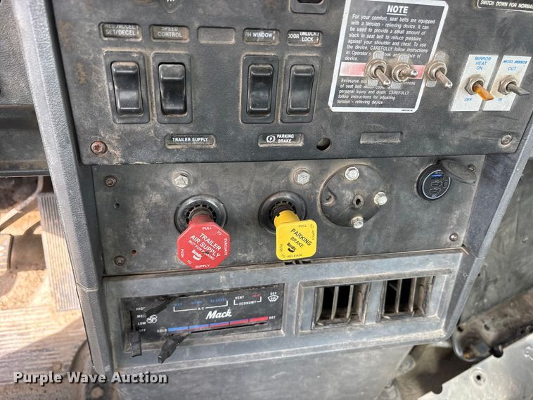 image for item ES8759 2000 Mack CH613 truck cab and chassis