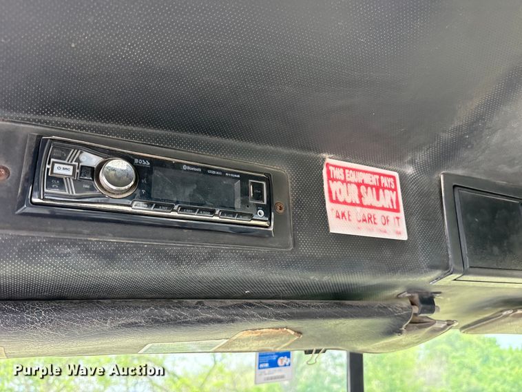 image for item ES8759 2000 Mack CH613 truck cab and chassis