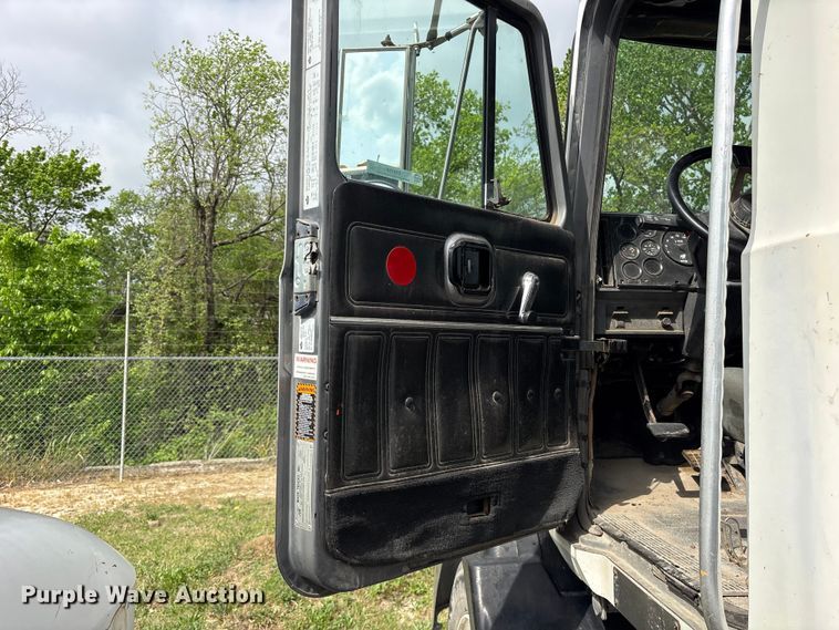 image for item ES8759 2000 Mack CH613 truck cab and chassis