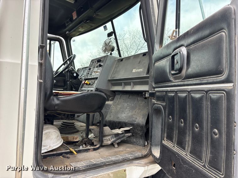 image for item ES8759 2000 Mack CH613 truck cab and chassis