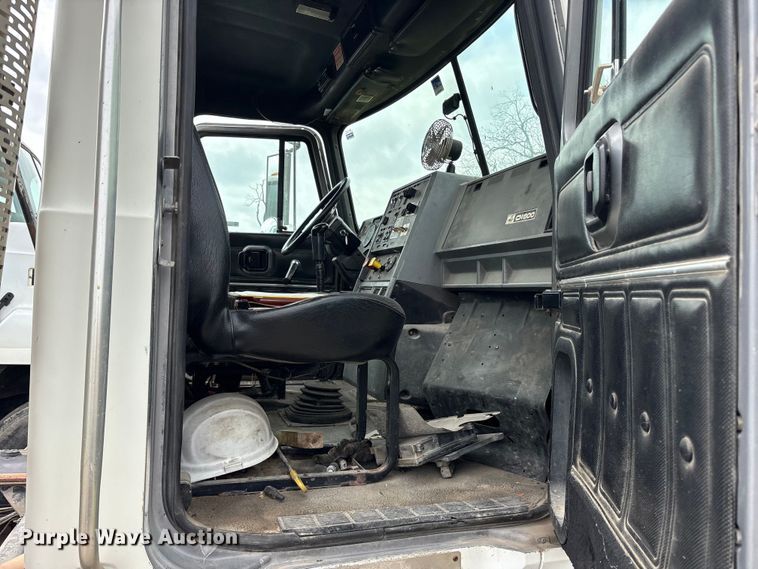 image for item ES8759 2000 Mack CH613 truck cab and chassis