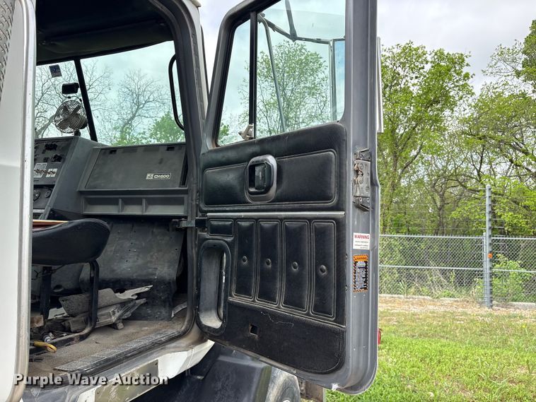 image for item ES8759 2000 Mack CH613 truck cab and chassis