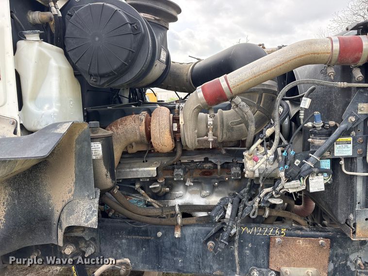 image for item ES8759 2000 Mack CH613 truck cab and chassis