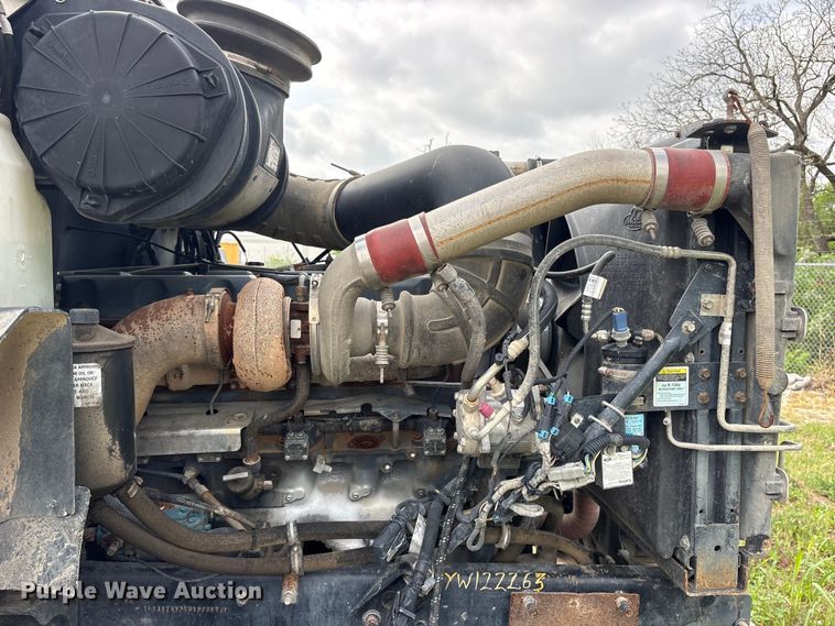 image for item ES8759 2000 Mack CH613 truck cab and chassis