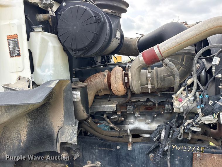 image for item ES8759 2000 Mack CH613 truck cab and chassis