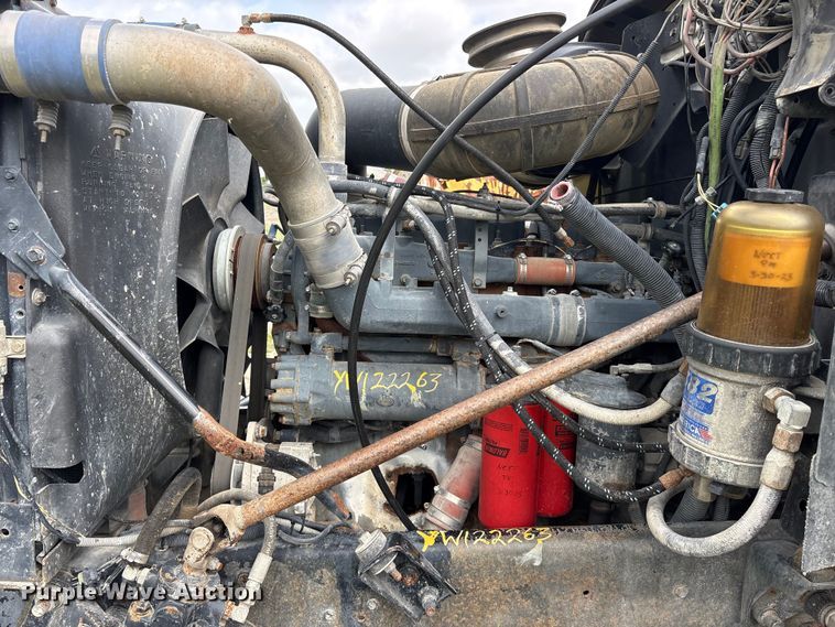 image for item ES8759 2000 Mack CH613 truck cab and chassis