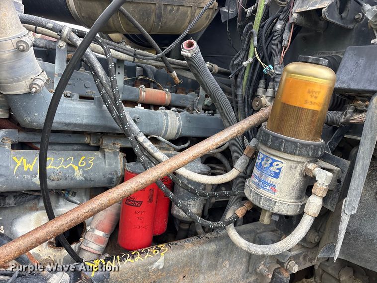 image for item ES8759 2000 Mack CH613 truck cab and chassis