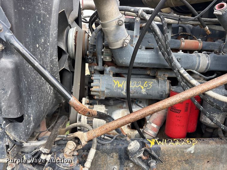 image for item ES8759 2000 Mack CH613 truck cab and chassis