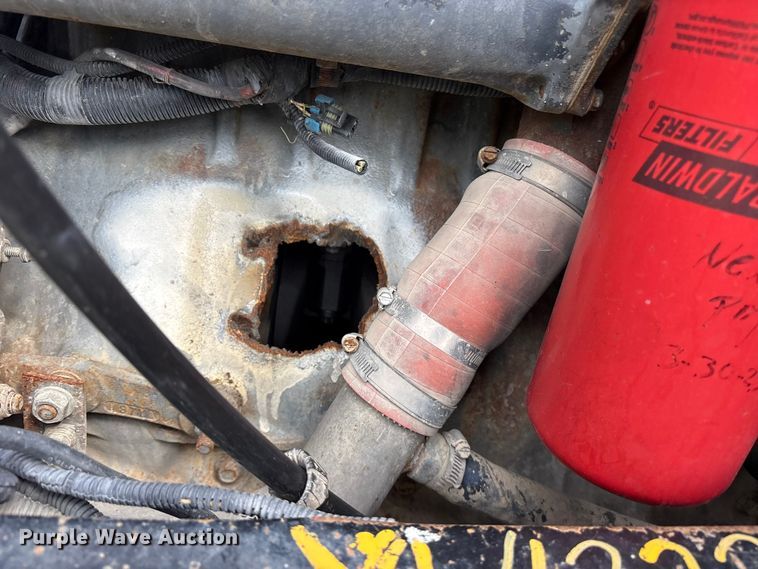 image for item ES8759 2000 Mack CH613 truck cab and chassis