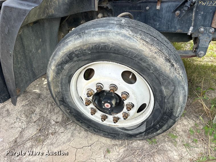 image for item ES8759 2000 Mack CH613 truck cab and chassis