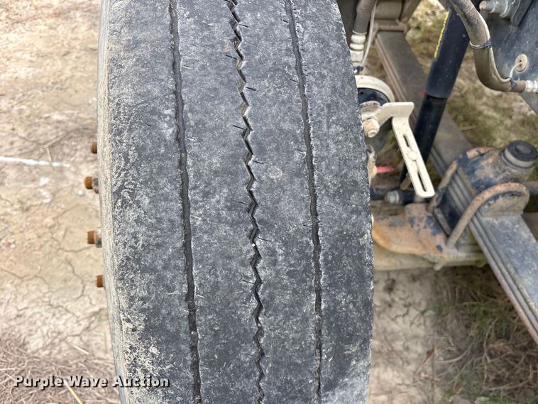 image for item ES8759 2000 Mack CH613 truck cab and chassis