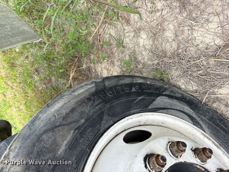 image for item ES8759 2000 Mack CH613 truck cab and chassis