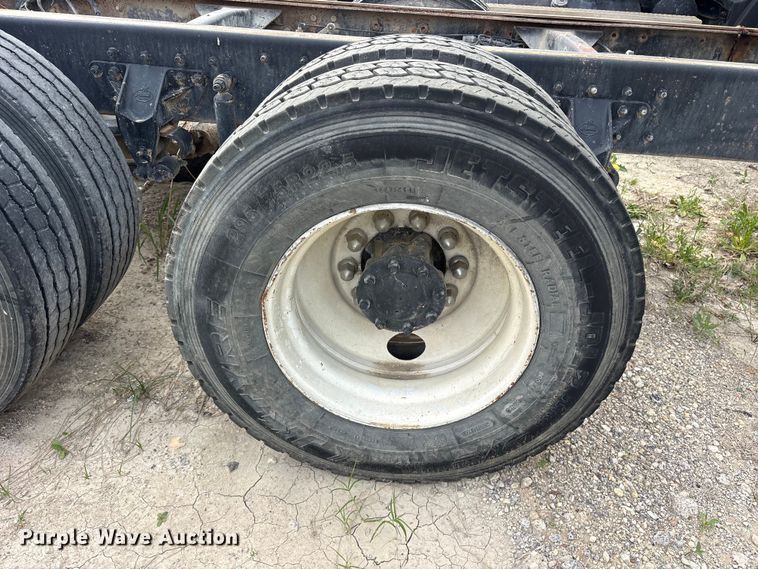 image for item ES8759 2000 Mack CH613 truck cab and chassis