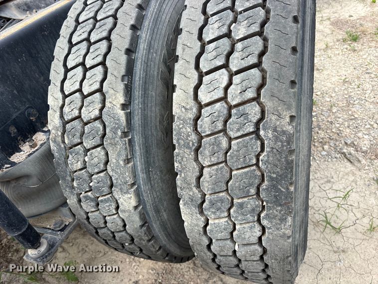 image for item ES8759 2000 Mack CH613 truck cab and chassis