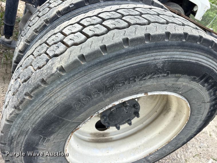 image for item ES8759 2000 Mack CH613 truck cab and chassis