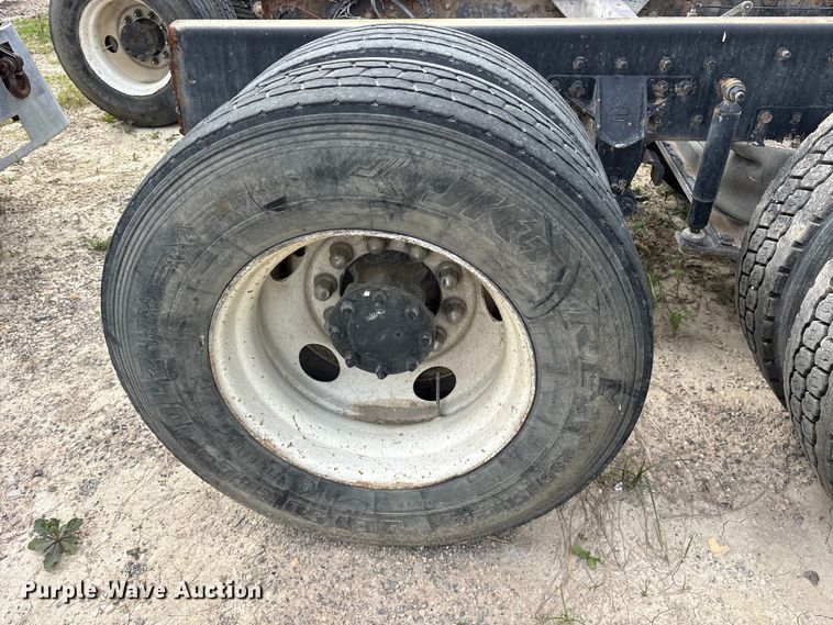 image for item ES8759 2000 Mack CH613 truck cab and chassis