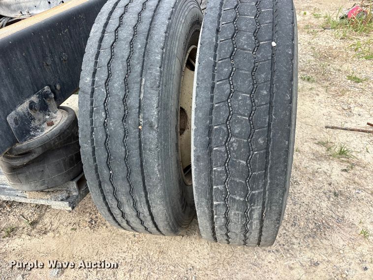 image for item ES8759 2000 Mack CH613 truck cab and chassis