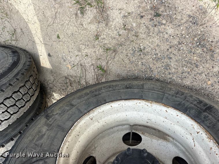 image for item ES8759 2000 Mack CH613 truck cab and chassis