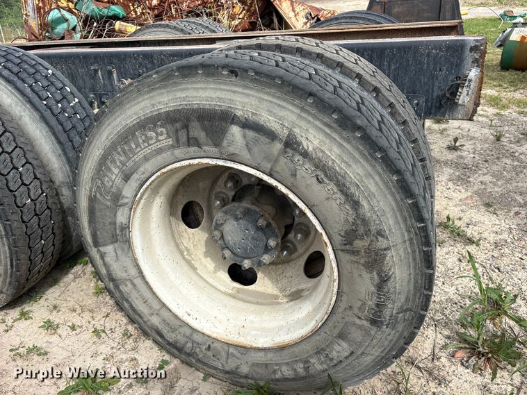 image for item ES8759 2000 Mack CH613 truck cab and chassis