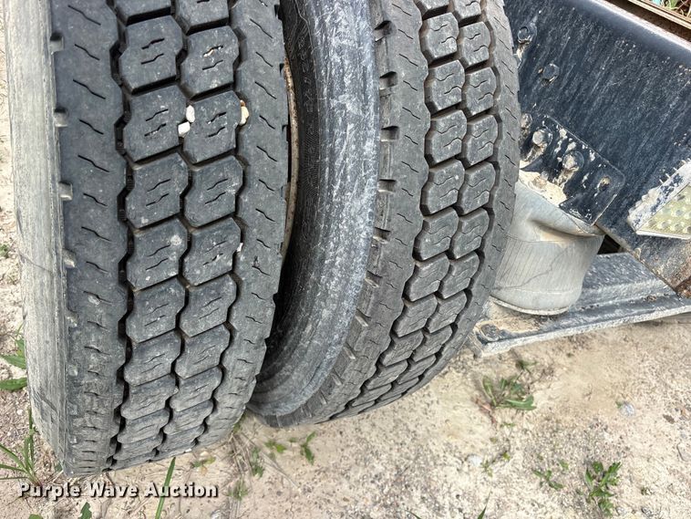 image for item ES8759 2000 Mack CH613 truck cab and chassis