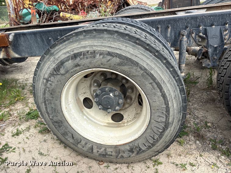 image for item ES8759 2000 Mack CH613 truck cab and chassis