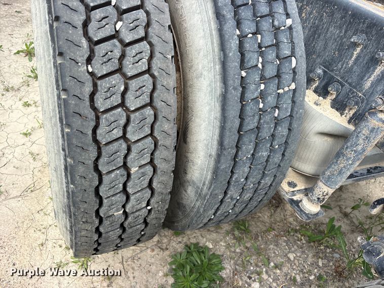 image for item ES8759 2000 Mack CH613 truck cab and chassis