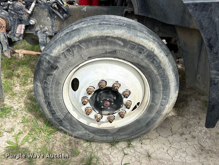 image for item ES8759 2000 Mack CH613 truck cab and chassis