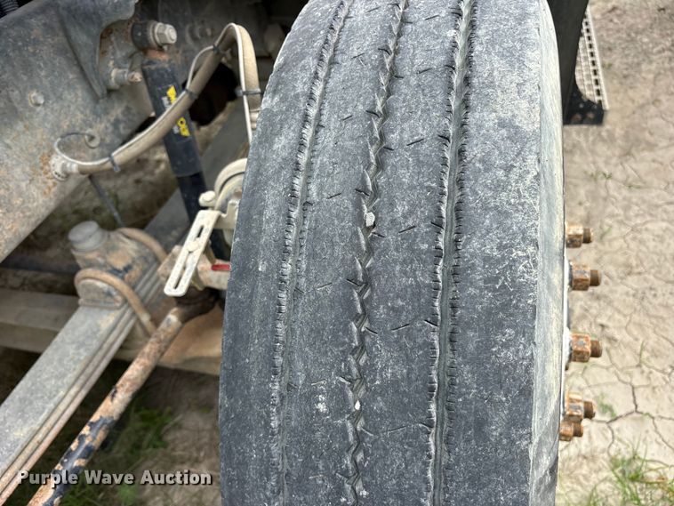 image for item ES8759 2000 Mack CH613 truck cab and chassis