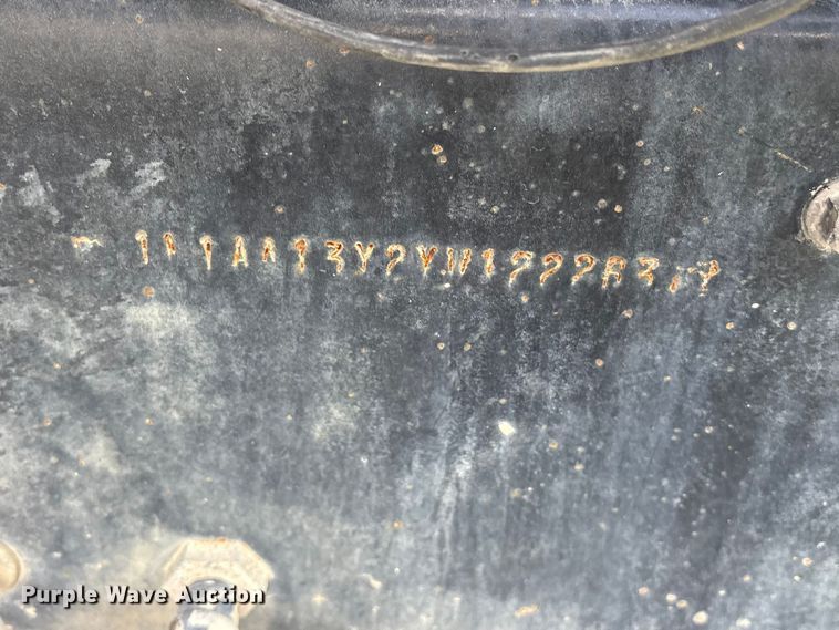 image for item ES8759 2000 Mack CH613 truck cab and chassis