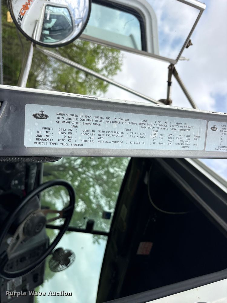 image for item ES8759 2000 Mack CH613 truck cab and chassis