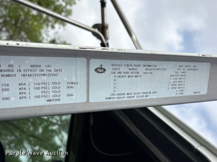 image for item ES8759 2000 Mack CH613 truck cab and chassis