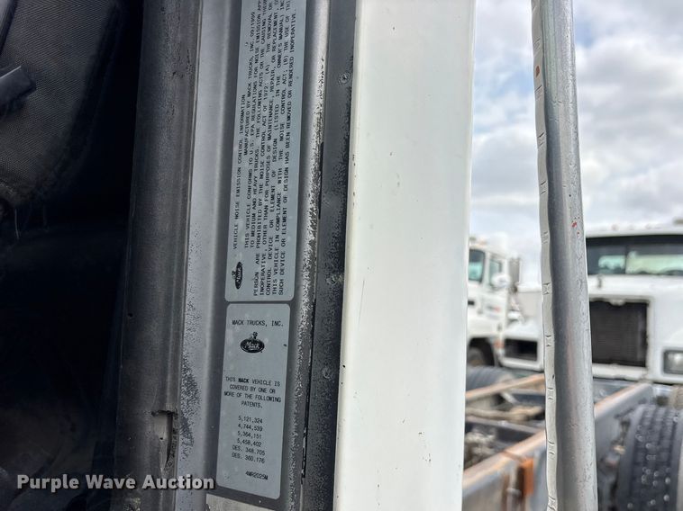 image for item ES8759 2000 Mack CH613 truck cab and chassis