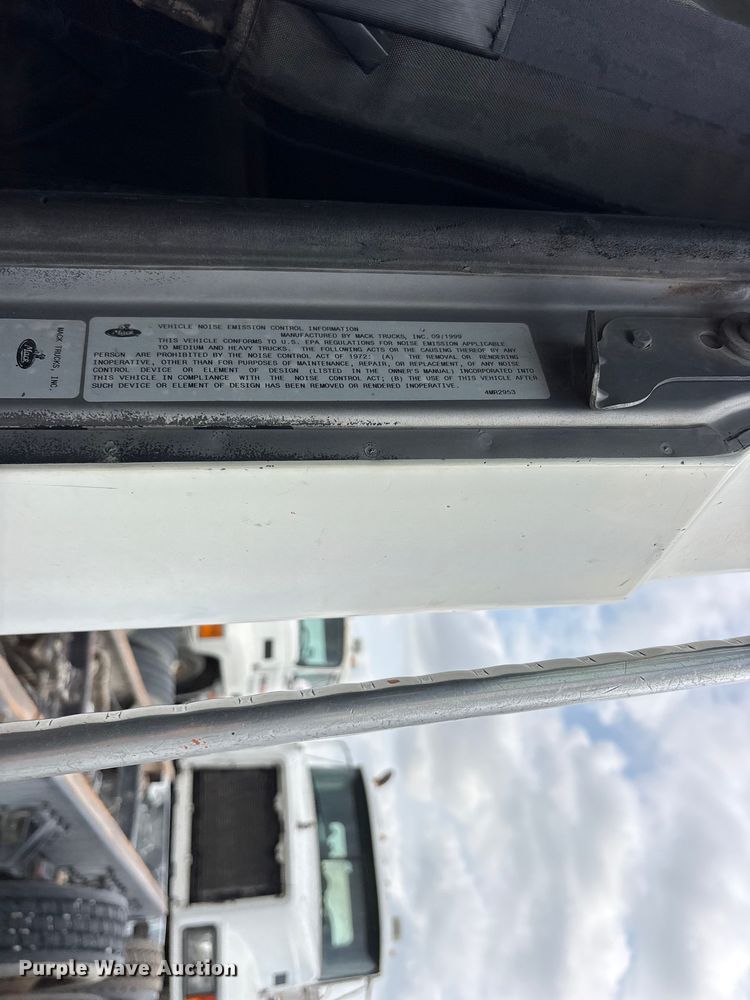 image for item ES8759 2000 Mack CH613 truck cab and chassis