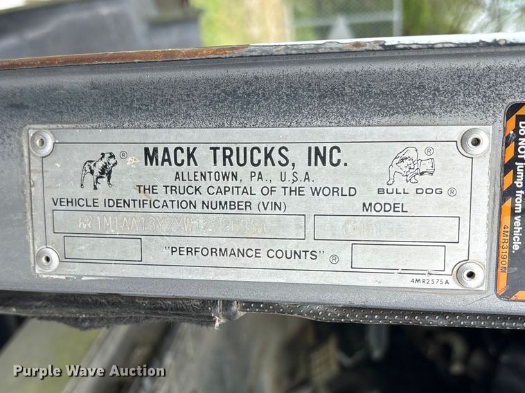 image for item ES8759 2000 Mack CH613 truck cab and chassis