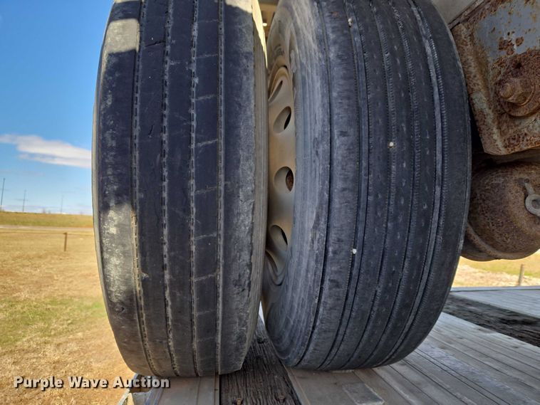 image for item ET1438 2007 Manac flatbed trailer