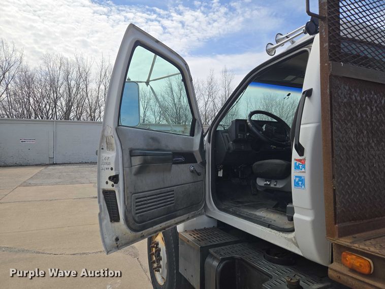 image for item ET5000 2000 GMC C8500 flatbed truck